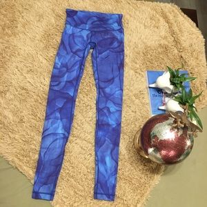 Lululemon water color blue tight crop legging